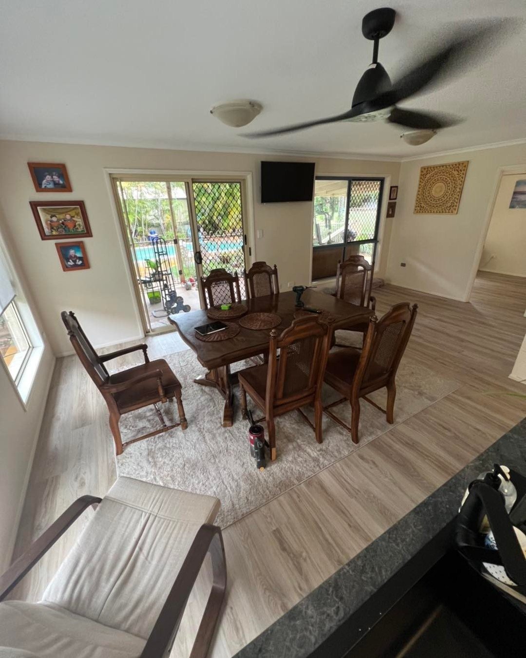 Timber-look through a dining area